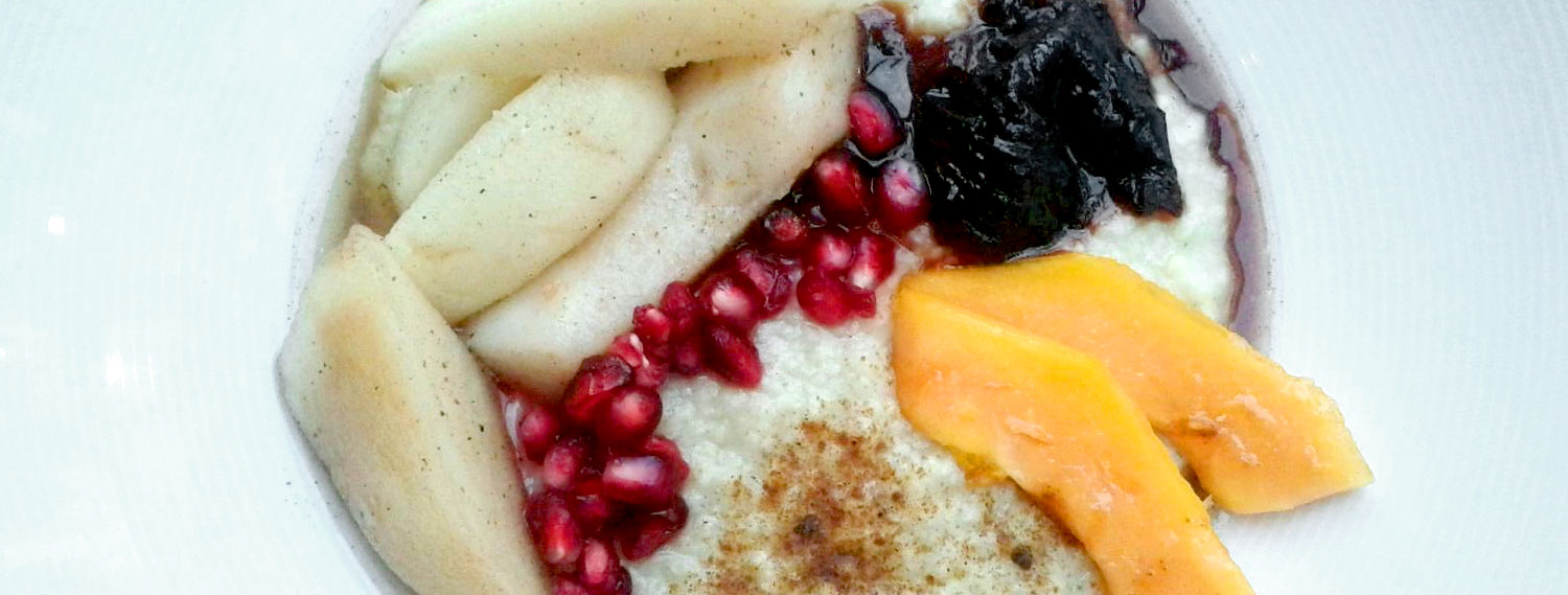 Kokos-Zimt-Hirse mit Gewürzbirnen