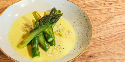 Pachadi mit grünem Spargel und Kokosnuss Bild Pachadi mit grünem Spargel und Kokosnuss